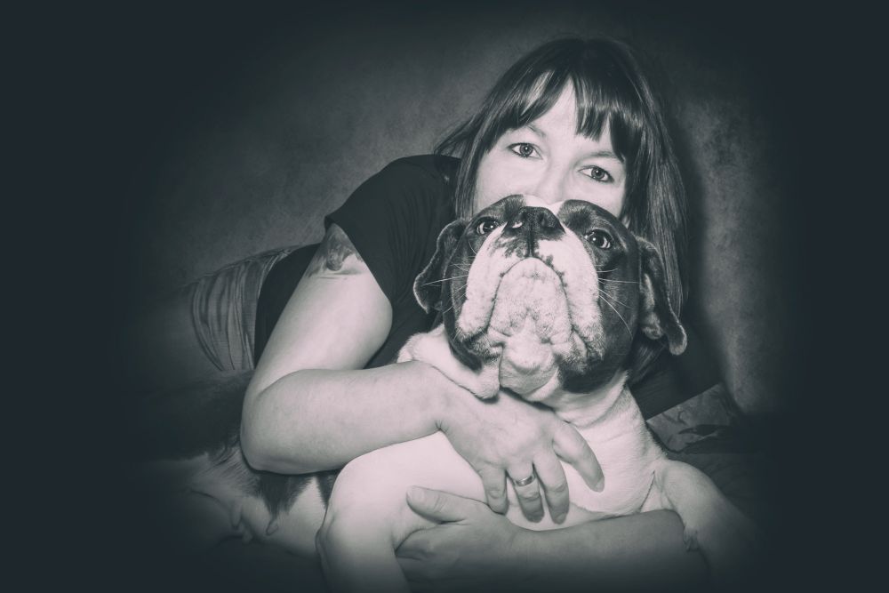 Fotografin Katja mit ihrer Bulldogge Harley im Schwarz-Weiß-Porträt